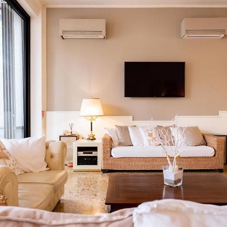 De La Ville Hotel Cattolica Kültér fotó