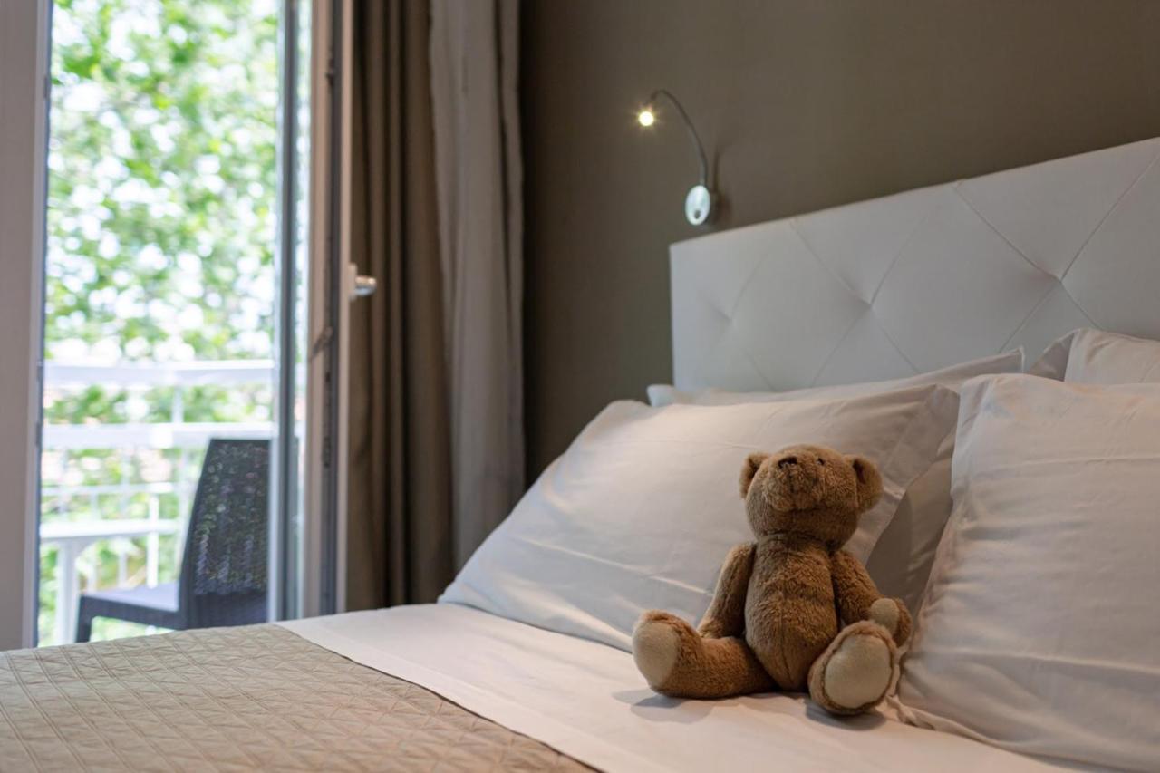 De La Ville Hotel Cattolica Kültér fotó