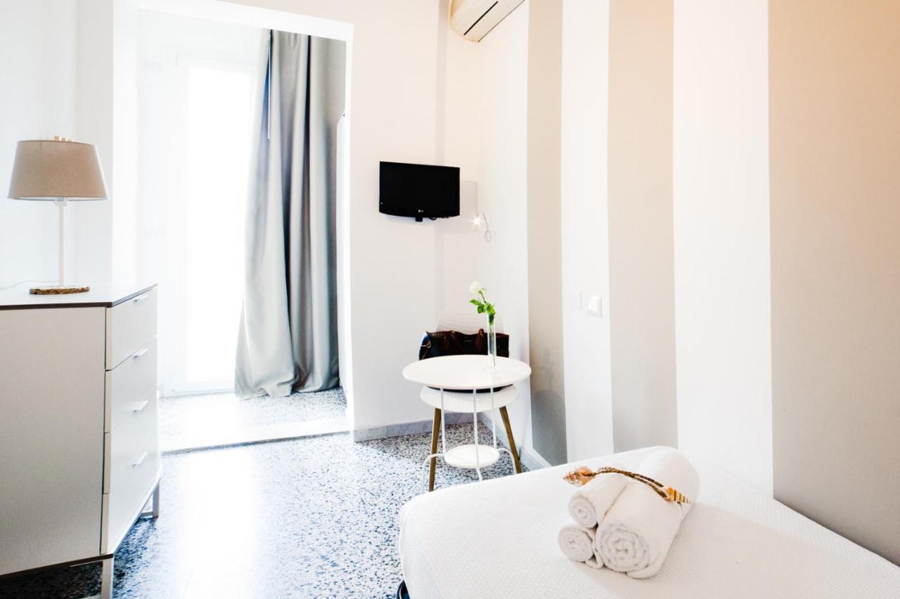 De La Ville Hotel Cattolica Kültér fotó