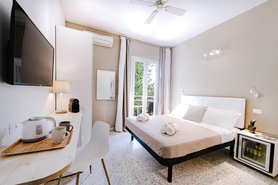 De La Ville Hotel Cattolica Kültér fotó