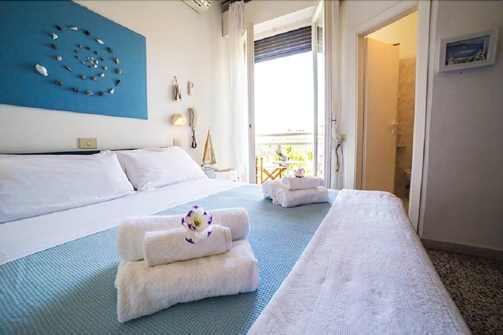 De La Ville Hotel Cattolica Kültér fotó