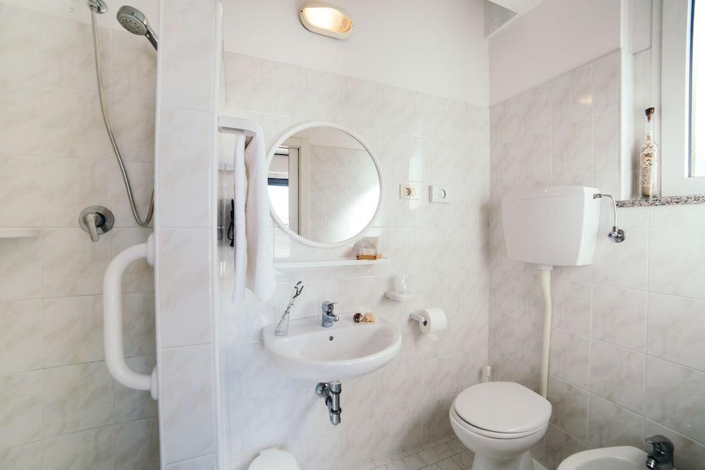 De La Ville Hotel Cattolica Kültér fotó