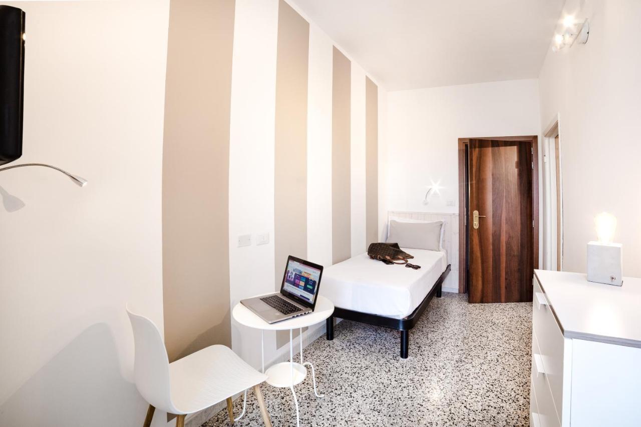 De La Ville Hotel Cattolica Kültér fotó