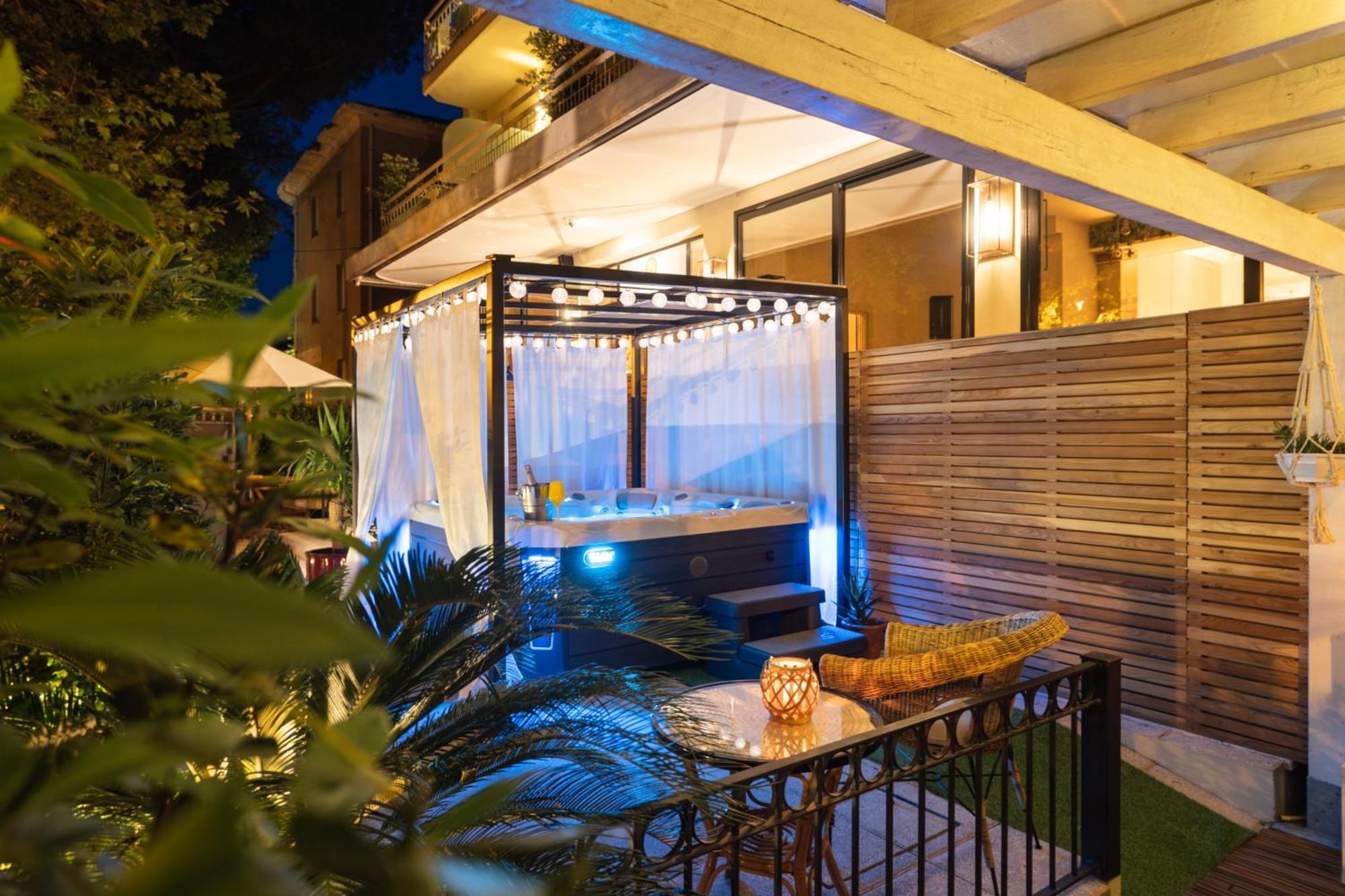 De La Ville Hotel Cattolica Kültér fotó