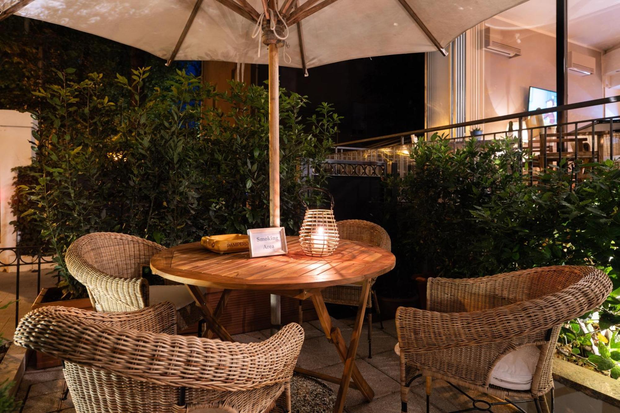 De La Ville Hotel Cattolica Kültér fotó