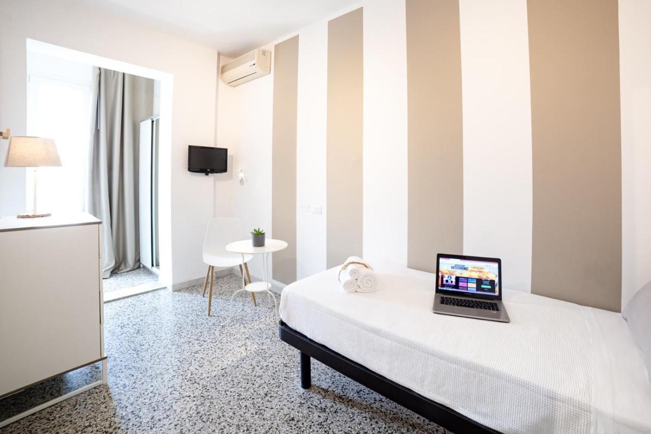 De La Ville Hotel Cattolica Kültér fotó